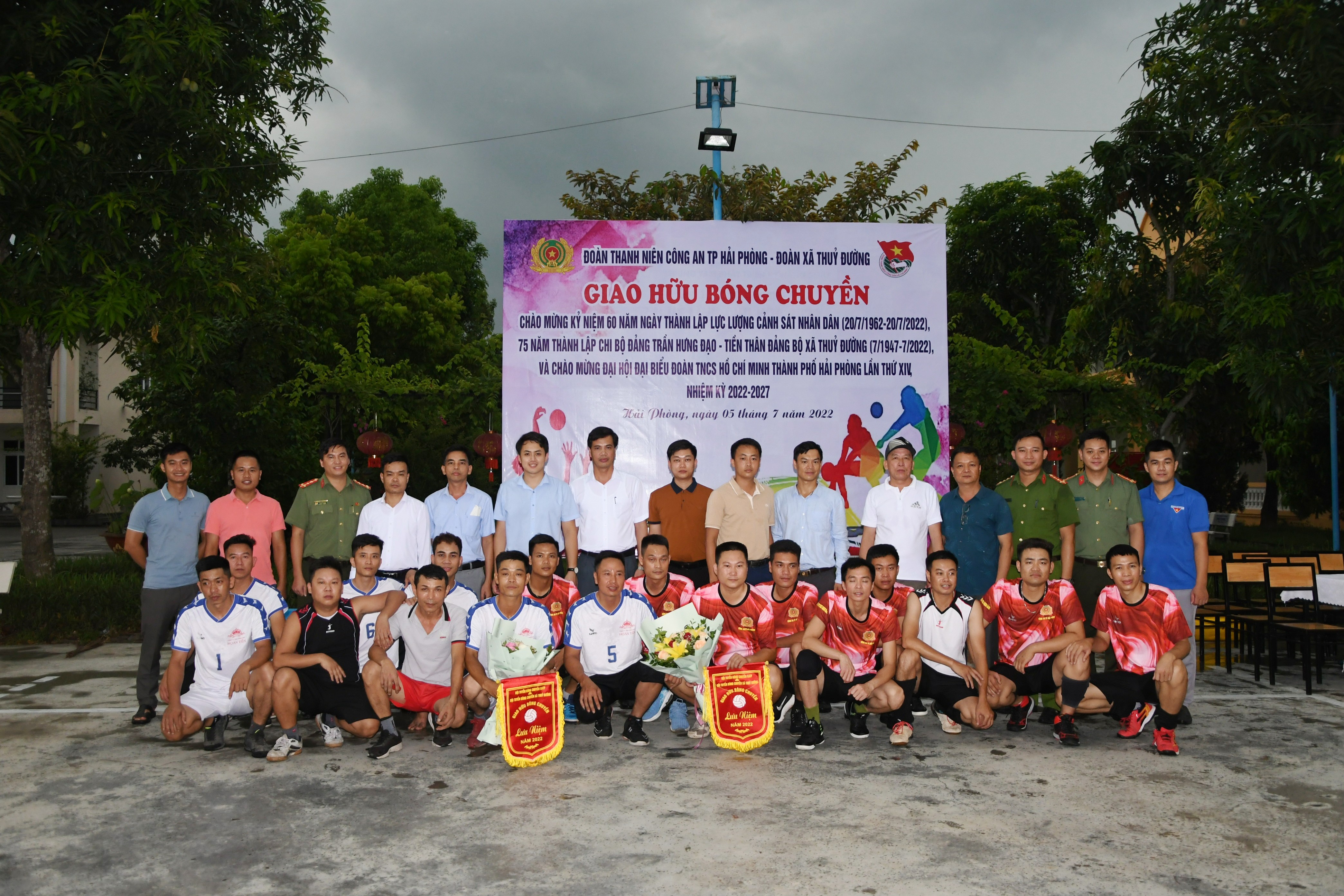 Đoàn Thanh niên Công an Thành phố và xã Thủy Đường: Tổ chức giao hữu bóng chuyền.